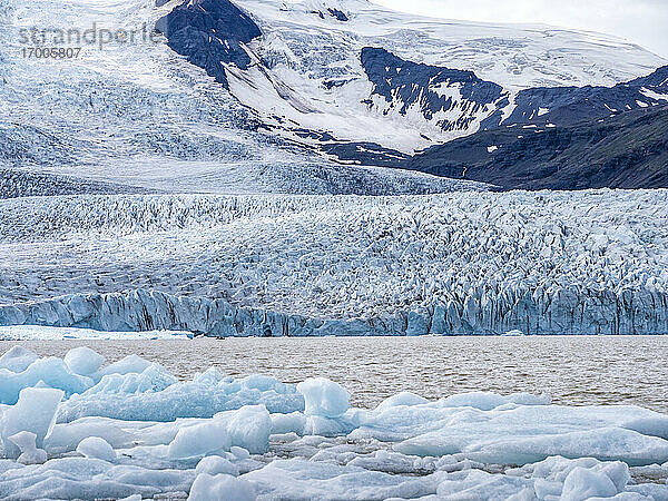 Blick auf den Gletscher bei Jokulsarlon  Breidamerkurjokull  Island