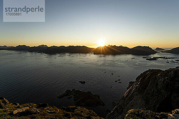 Sonnenuntergang über einer Bergkette am Festvagtinden  Lofoten  Norwegen