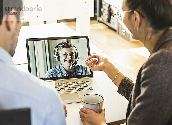 Teambesprechung per Videokonferenz auf dem Laptop im Büro