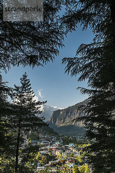 Indien  Himachal Pradesh  Manali  Stadt im Bergtal an einem sonnigen Tag