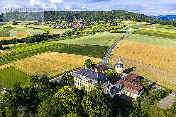 Deutschland  Bayern  Eggolsheim  Blick aus dem Hubschrauber auf Schloss Jagersburg und die umliegenden Felder im Sommer