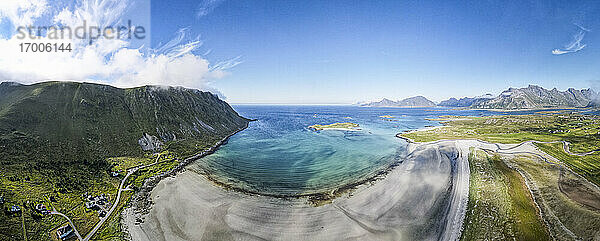 Landschaftsansicht mit Meer und Himmel bei Fredvang. Lofoten  Norwegen