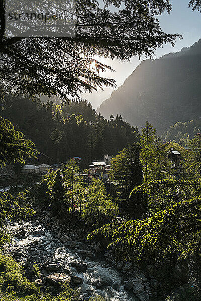 Indien  Himachal Pradesh  Manali  Berglandschaft mit Häusern an einem sonnigen Tag
