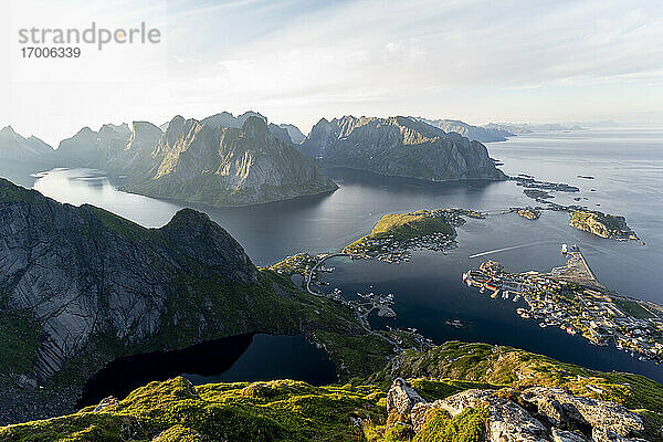 Aussicht auf Inseln und vom Meer bedeckte Berge bei Reinebringen  Lofoten  Norwegen