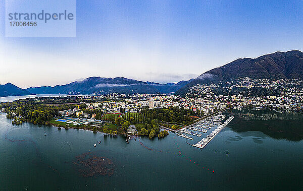 Schweiz  Kanton Tessin  Locarno  Blick aus dem Hubschrauber auf die Stadt am Ufer des Lago Maggiore in der Morgendämmerung