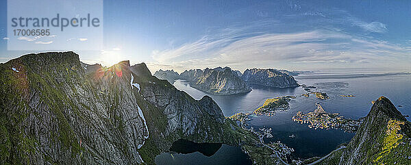 Landschaftsbild eines Berges bei Reine  Lofoten  Norwegen