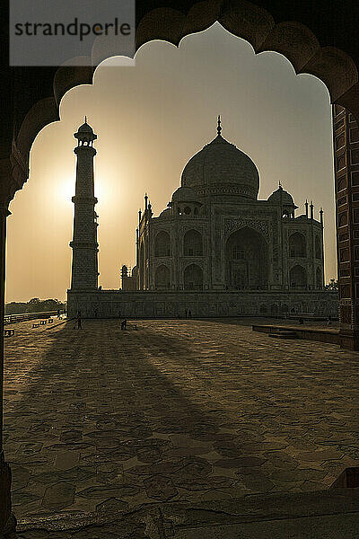 Silhouette des Taj Mahal bei Sonnenaufgang  Agra  Uttar Pradesh  Indien