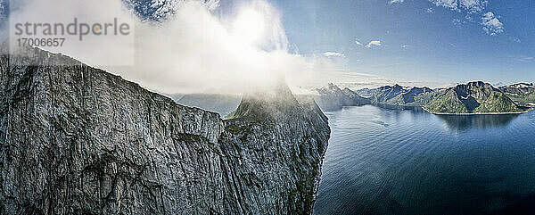 Schöne Landschaft von Segla Berg am Meer in Norwegen