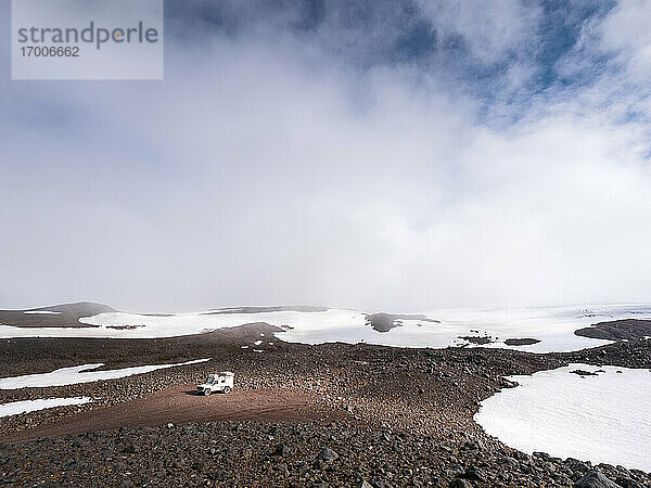 Weiße Wolken über dem Geländewagen im Snaefellsjokull-Nationalpark  Island
