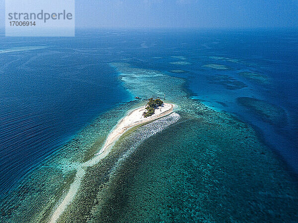 Tropische Insel im Meer  Luftaufnahme