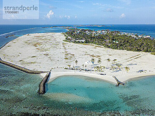 Malediven  Kaafu Atoll  Luftaufnahme des Sandstrandes der Insel Huraa