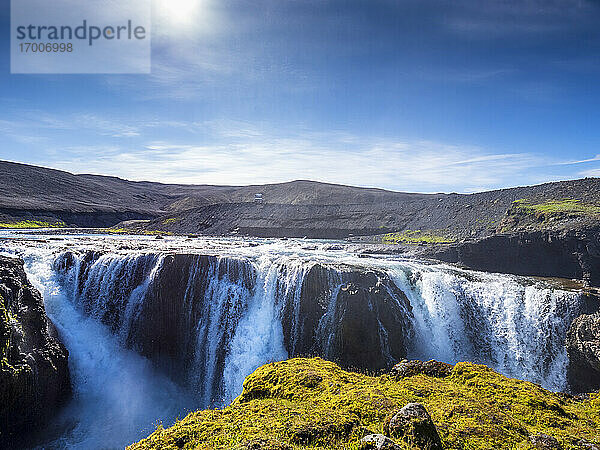 Wasserfall Sigoldufoss und umliegende Hügel