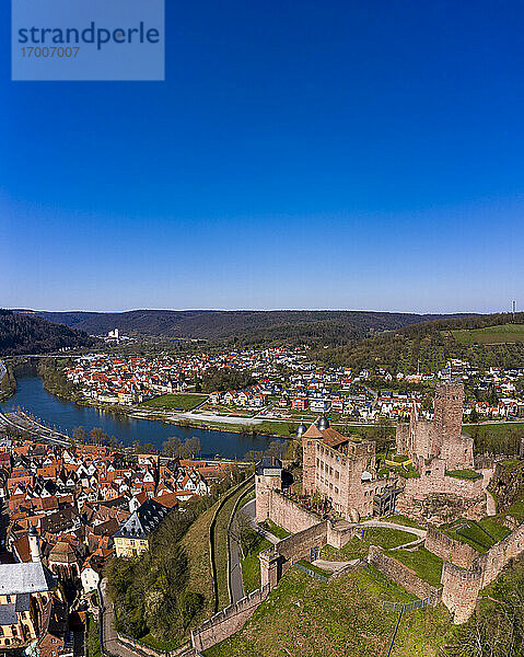 Deutschland  Baden-Württemberg  Wertheim am Main  Blick aus dem Hubschrauber auf den klaren blauen Himmel über der Burg Wertheim und der umliegenden Stadt im Sommer