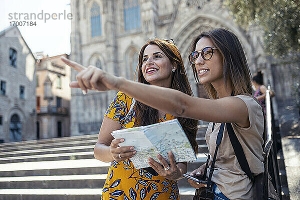 Freunde suchen auf dem Platz der Kathedrale von Barcelona die Richtung  Barcelona  Katalonien  Spanien