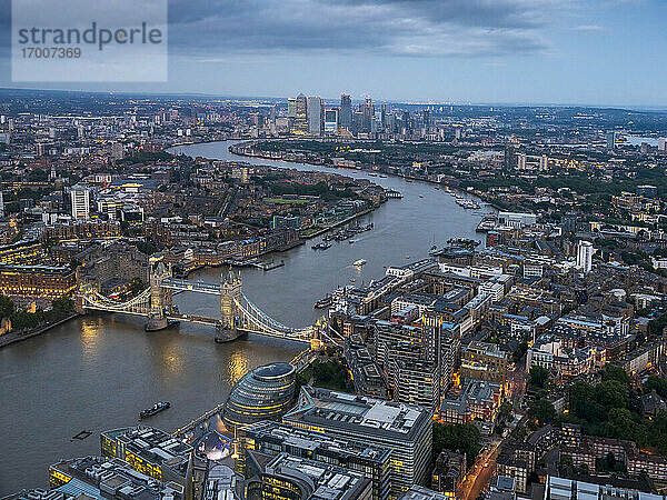 UK  England  London  Blick aus dem Hubschrauber auf die Themse  die Tower Bridge und umliegende Gebäude in der Abenddämmerung