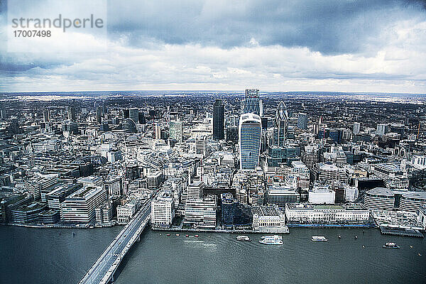 Vereinigtes Königreich  London  Finanzviertel mit Walkie Talkie Building und Themse  Luftaufnahme