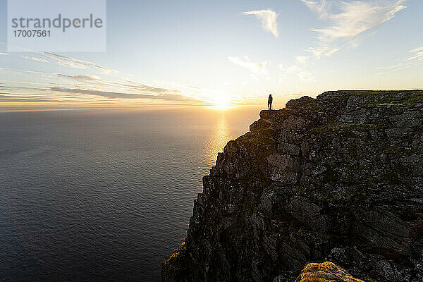 Mann auf dem Berggipfel von Ryten  Lofoten  Norwegen