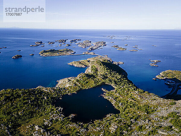 Aussicht auf eine malerische Meereslandschaft am Festvagstinden  Lofoten  Norwegen