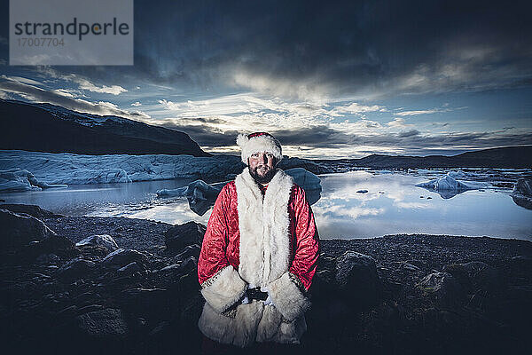 Island  Porträt des Weihnachtsmanns vor einem Gletscher