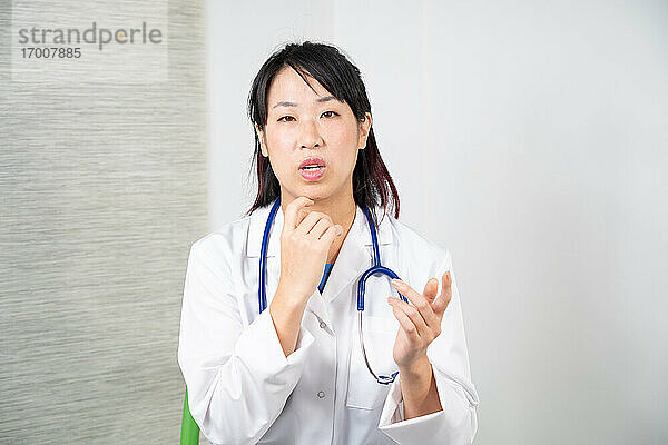 Asiatische Ärztin während eines Beratungsgesprächs.