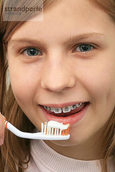 Zahnspange für ein 16-jähriges Teenager-Mädchen beim Zähneputzen.