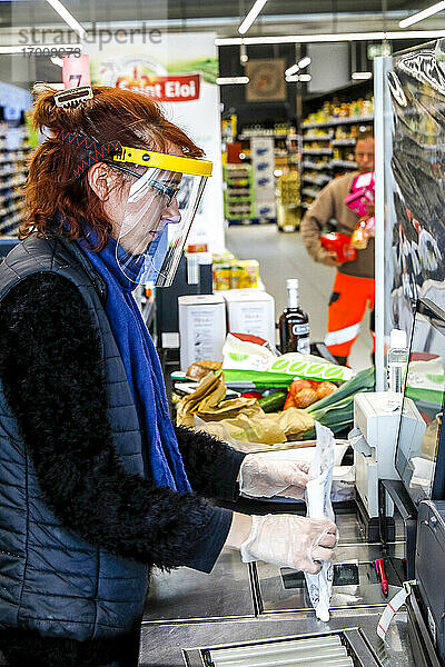 Supermarkt in Eure  Frankreich  während der Coronavirus-Epidemie 2020