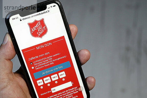 Online-Finanzierung per Smartphone zur Unterstützung der Heilsarmee. Frankreich.