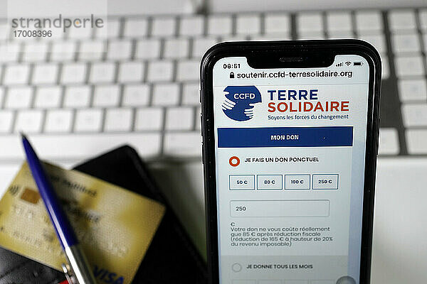 Online-Finanzierung per Smartphone zur Unterstützung des CCFD. Frankreich.
