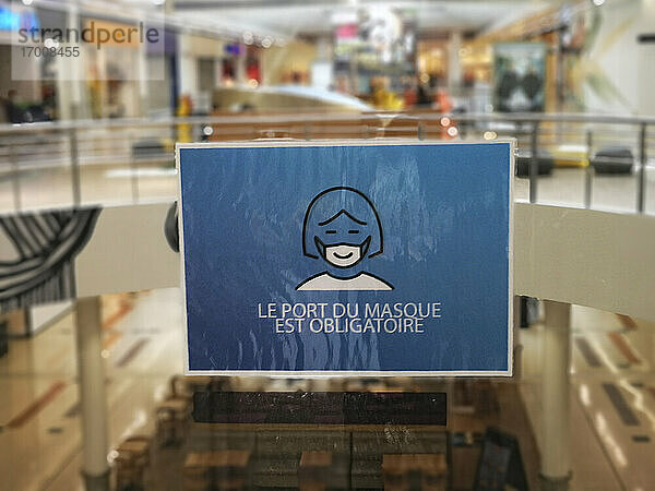 Plakat mit Maskenpflicht in einem Einkaufszentrum in der Region Paris  Frankreich  Europa.