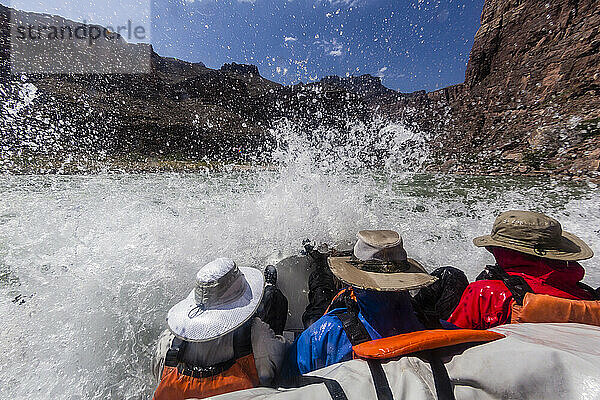 Aufnahme der Stromschnellen in einem Floß auf dem Colorado River  Grand Canyon National Park  UNESCO-Weltkulturerbe  Arizona  Vereinigte Staaten von Amerika  Nordamerika