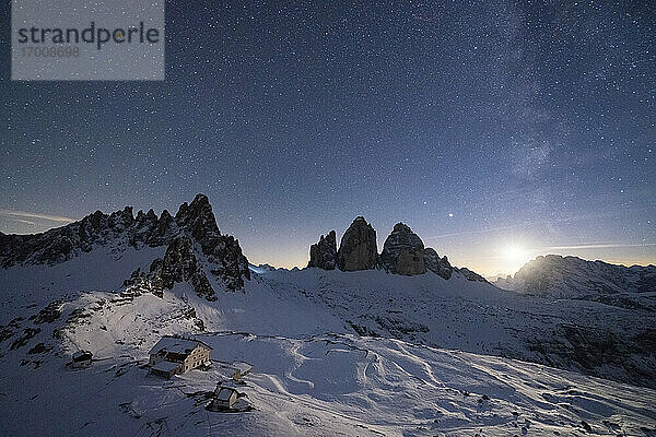 Monte Paterno  Drei Zinnen und Rifugio Locatelli-Hütte vom Mond beleuchtet  Sextner Dolomiten  Südtirol  Italien  Europa