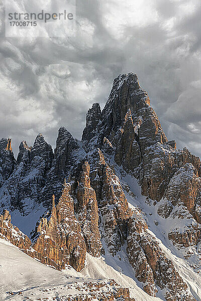 Wolken bei Sonnenuntergang über den majestätischen Felsen des Monte Paterno (Paternkofel)  Sextner Dolomiten  Trentino-Südtirol  Italien  Europa