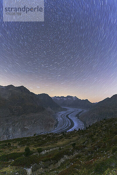 Sternenschweif am Nachthimmel über dem Aletschgletscher  Berner Alpen  Kanton Wallis  Schweiz  Europa