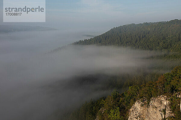 Wolkenverhangenes Donautal bei Beuron  Schwäbische Alb  Deutschland