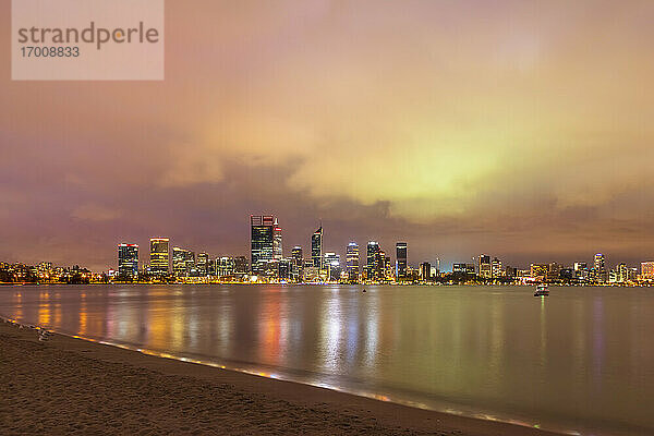 Australien  Perth  Downtown Wolkenkratzer über Swan Fluss in der Abenddämmerung beleuchtet gesehen