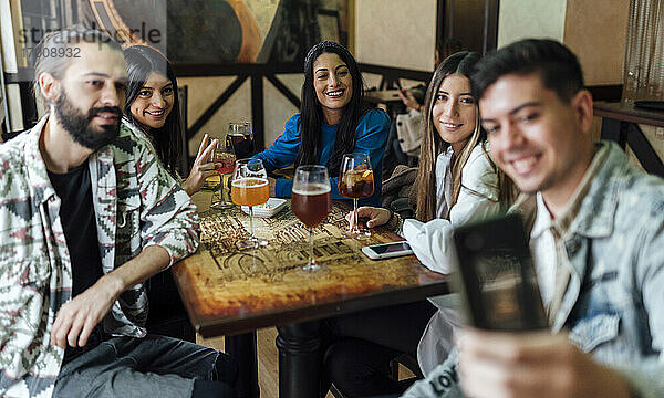 Glückliche Freunde nehmen Selfie durch Smartphone in Bar