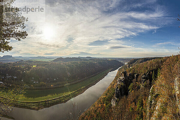 Deutschland  Sachsen  Rathen  Blick auf Landschaft mit Elbe