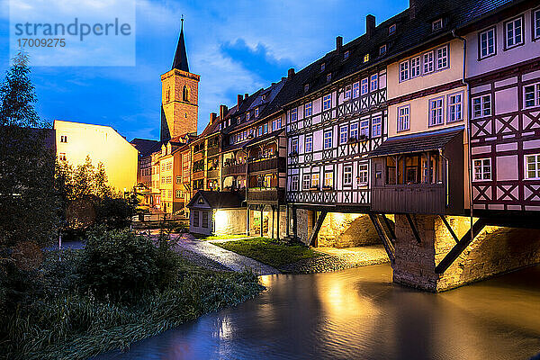 Deutschland  Erfurt  Karmerbrucke und St. Giles Kirche an der Gera in der Abenddämmerung