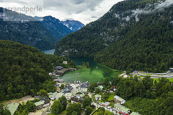 Deutschland  Bayern  Schonau am Königssee  Luftaufnahme der Stadt am See in den Berchtesgadener Alpen