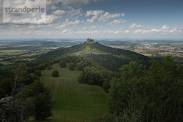 Blick auf die Burg Hohenzollern gegen den Himmel auf der Schwäbischen Alb  Deutschland