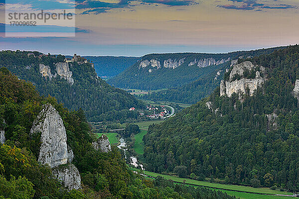 Donautal in grünem Wald inmitten von Bergen bei Sonnenuntergang  Schwäbische Alb  Deutschland