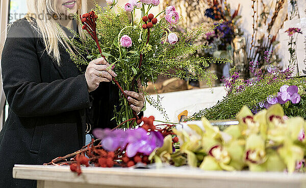 Florist macht Blumenstrauß im Blumenladen