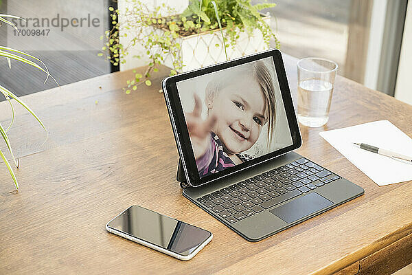 Foto eines Mädchens auf einem digitalen Tablet zu Hause