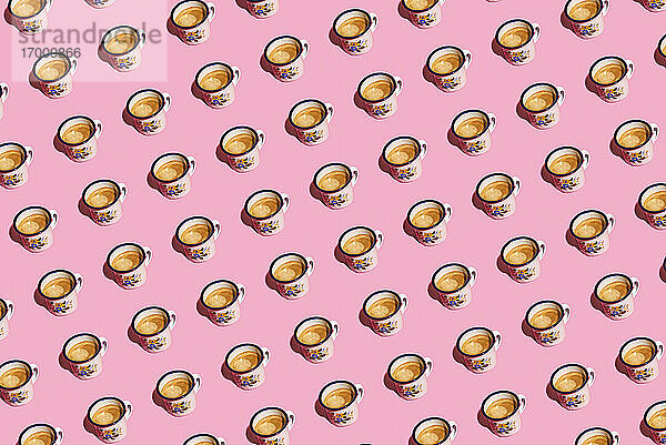 Muster von Kaffeebechern vor rosa Hintergrund