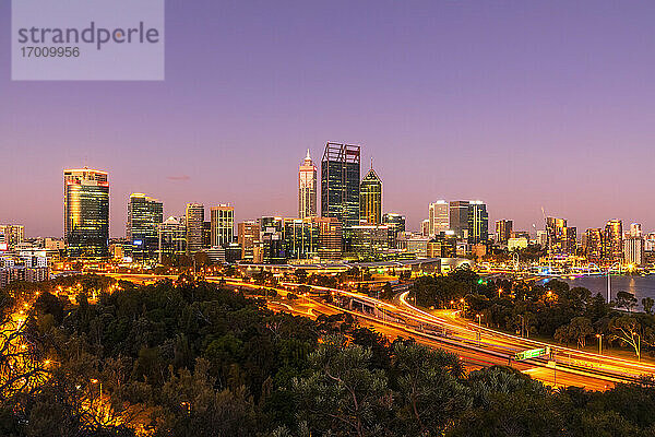 Australien  Westaustralien  Perth  Kings Park und Mounts Bay Road in der Abenddämmerung mit der Skyline der Stadt im Hintergrund