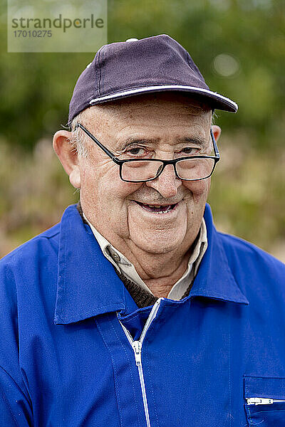 Lächelnder älterer Mann in einem Weinberg