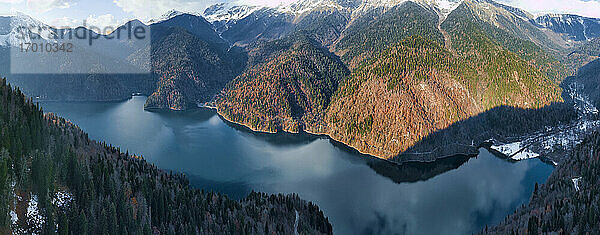 Luftaufnahme des Ritsa-Sees  umgeben von bewaldeten Bergen im Herbst