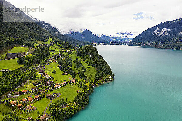 Schweiz  Kanton Bern  Iseltwald  Luftaufnahme des Dorfes am Ufer des Brienzersees