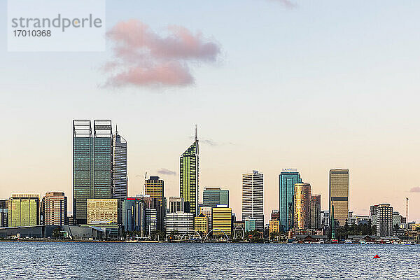 Australien  Perth  Downtown Wolkenkratzer über Swan Fluss bei Sonnenuntergang gesehen