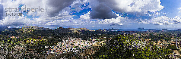 Spanien  Balearische Inseln  Mallorca  Pollena  Stadt und Tramuntana-Gebirge  Luftaufnahme